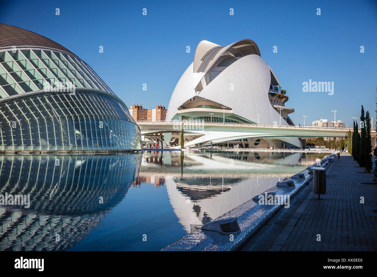 L'Hemisferic und das Opernhaus (el Palau de les Arts Reina Sophia), die Stadt der Künste und Wissenschaften, Valencia, Spanien. Stockfoto