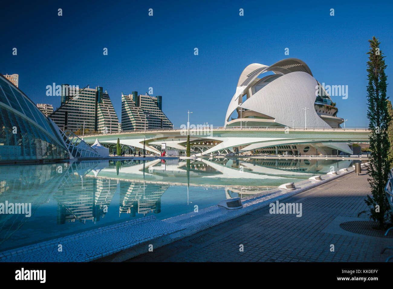 L'Hemisferic und das Opernhaus (el Palau de les Arts Reina Sophia), die Stadt der Künste und Wissenschaften, Valencia, Spanien. Stockfoto