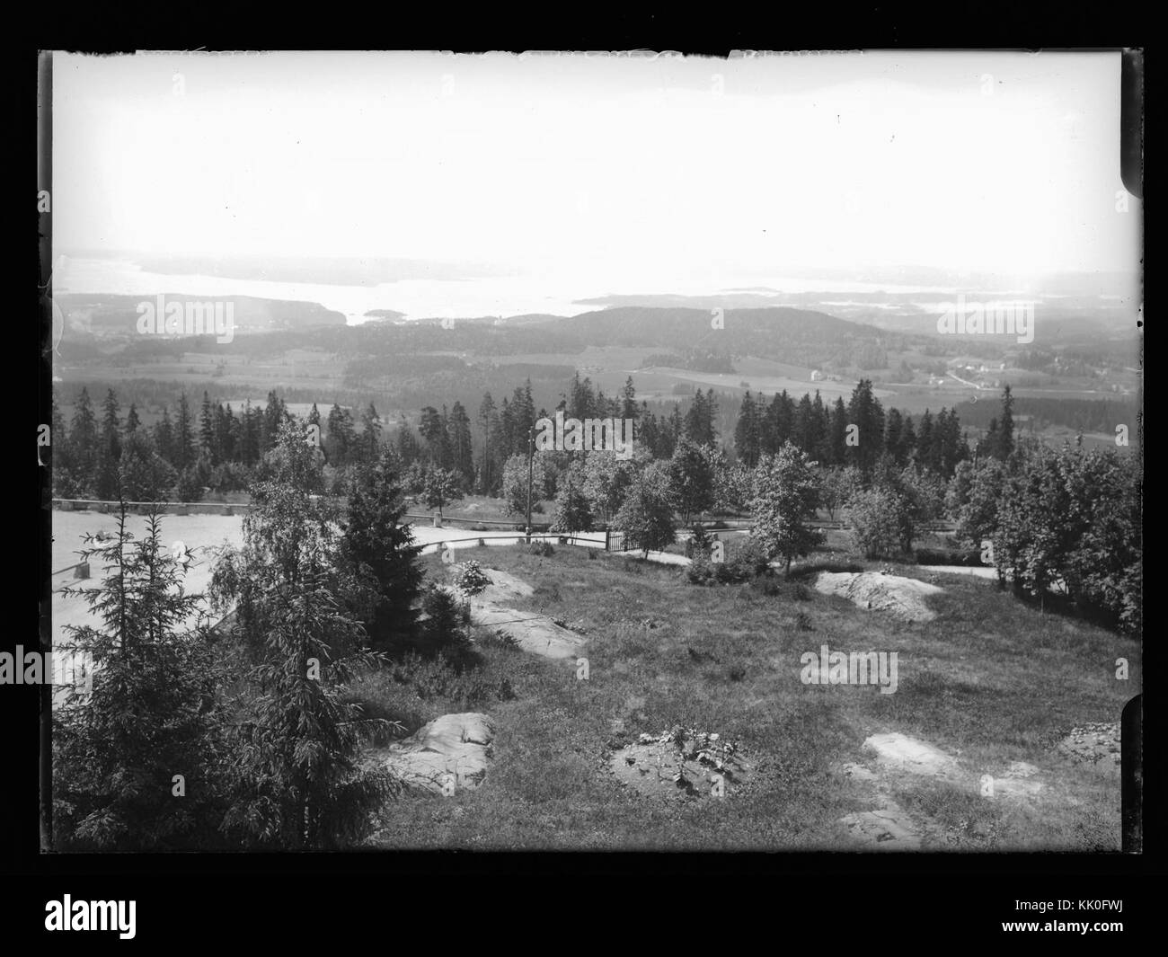 Dieses Foto aus Holmenkollen fängt eine Winterszene im berühmten Skigebiet in Norwegen ein, das für seine Skispringen und kulturelle Bedeutung im Wintersport bekannt ist. Es repräsentiert Norwegens tiefe Verbindung zum Wintersport und seinen weltweiten Ruf bei Skispielen. Stockfoto