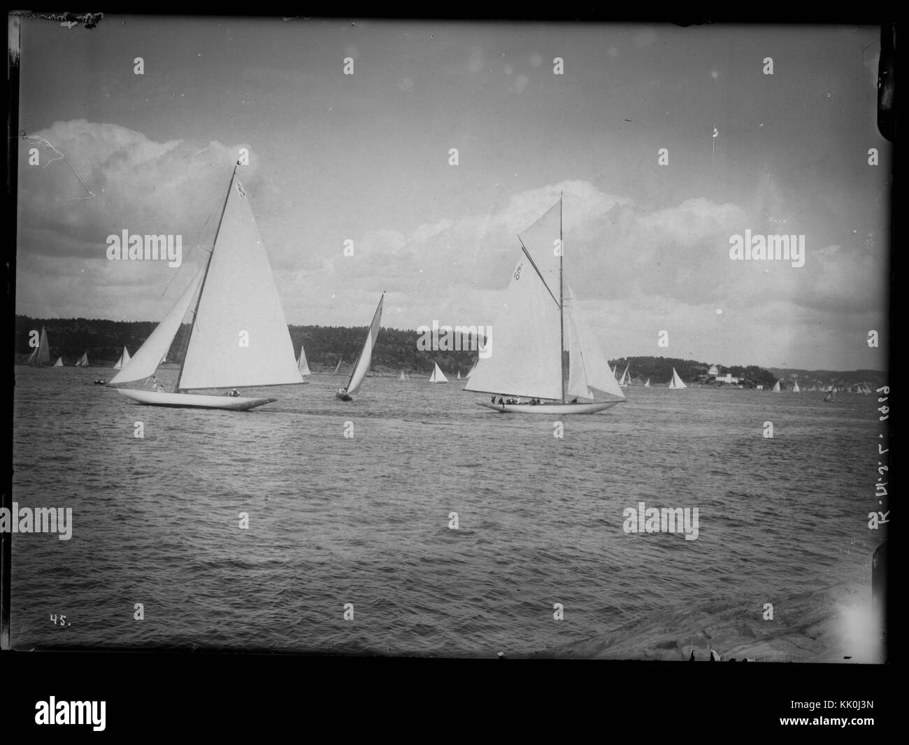 Dieses Bild zeigt wahrscheinlich die Regatta von 1919, die von der Royal Norwegian Sailing Association (KNS) organisiert wurde und die historische Rasse und ihre Bedeutung für die norwegischen maritimen Traditionen erfasst. Stockfoto