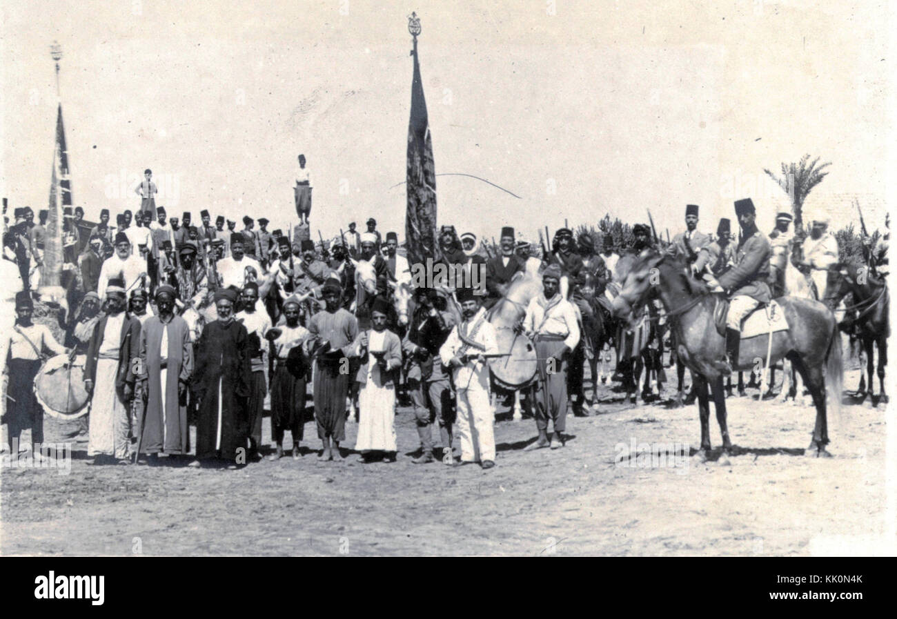 Ein historisches Bild, das die Rekrutierung für den Heiligen Krieg in der Nähe von Tiberias, Israel, im Jahr 1914 darstellt und die militärische Mobilisierung für religiöse Konflikte zeigt. Stockfoto