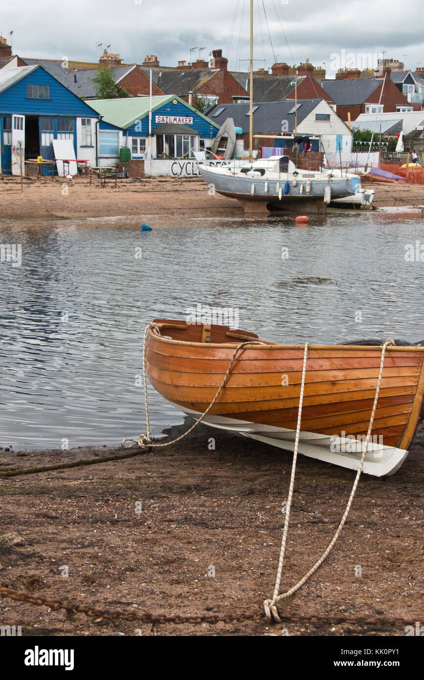 Boote aus Holz bei Ebbe am Punkt in Exmouth, Devon, Großbritannien. Teil der Exe Estuary trail und des South West Coast Path Strände Stockfoto