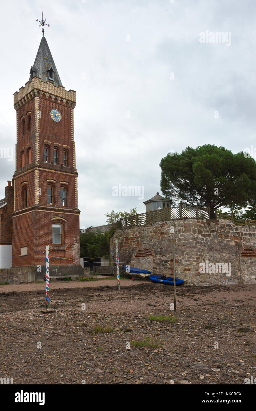 Die nationalen Vertrauensstellungen Peters Tower, einem italienischen Riverfront brick Clock Tower in Lympstone auf dem River Exe in Devon. Teil der Exe estuary Trail Stockfoto