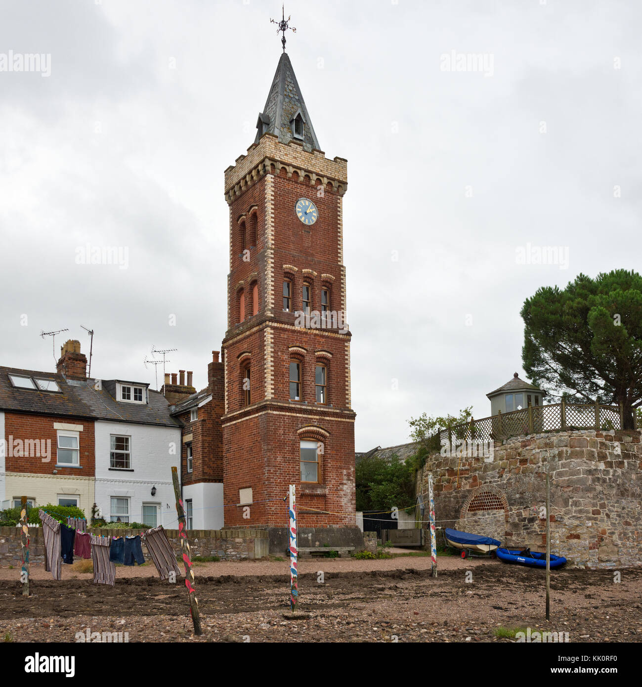 Die nationalen Vertrauensstellungen Peters Tower, einem italienischen Riverfront brick Clock Tower in Lympstone auf dem River Exe in Devon. Teil der Exe estuary Trail Stockfoto