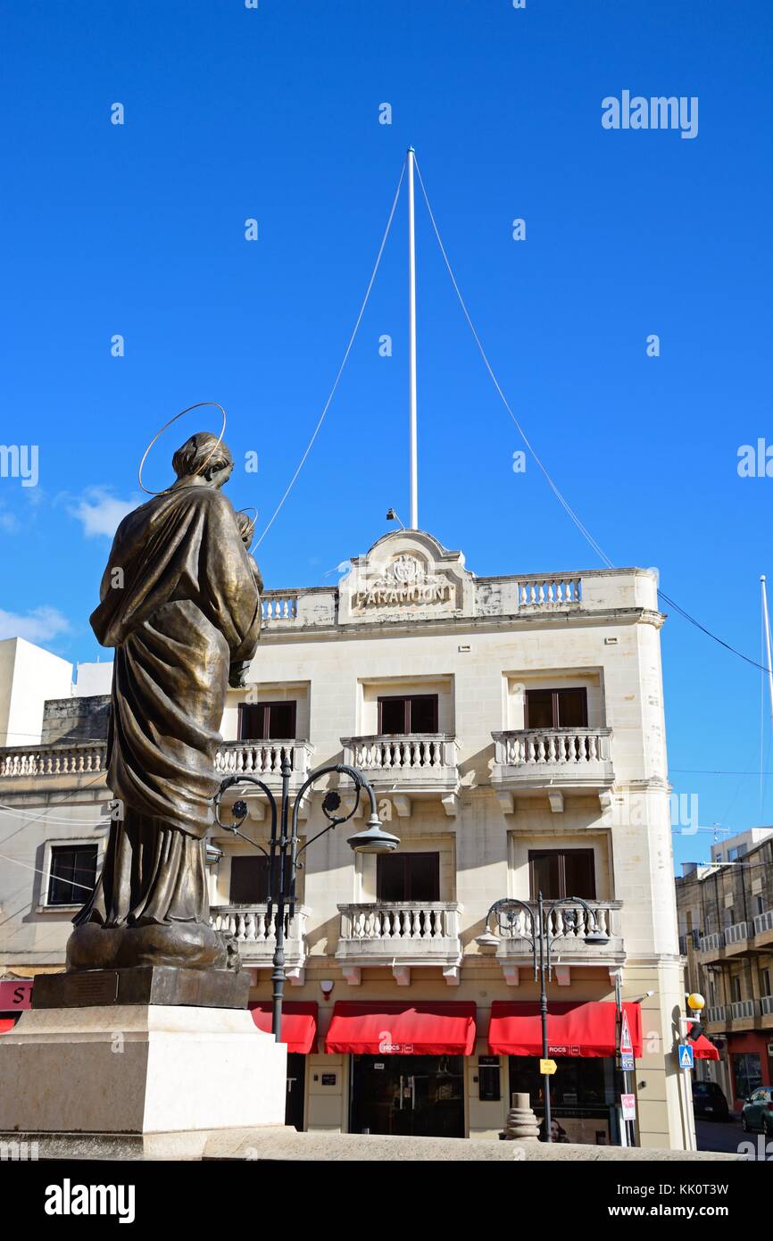 Statue vor dem mosta Dome mit dem alten paramount Kino Gebäude an der Rückseite um rotunde Platz im Zentrum der Stadt, Mosta, Malta, Europa. Stockfoto