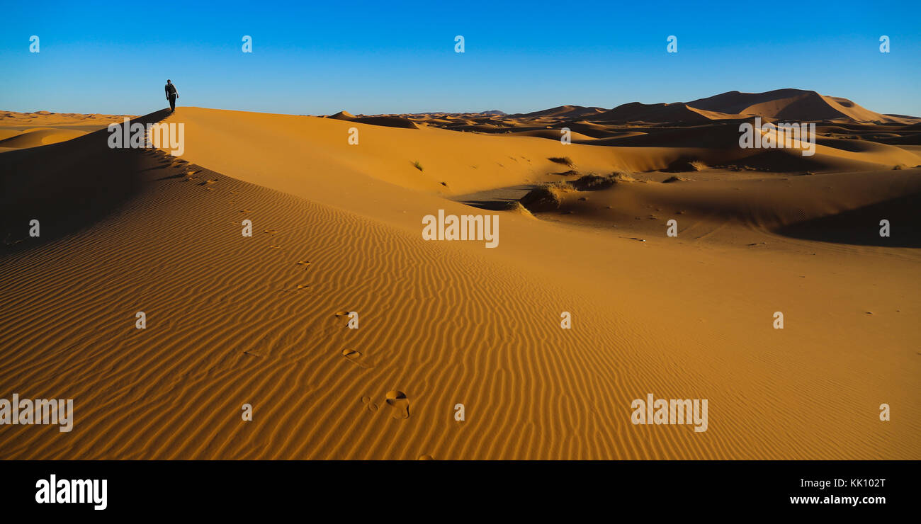 Mann in Erg Chebbi, Teil der Wüste Sahara in Marokko Stockfoto
