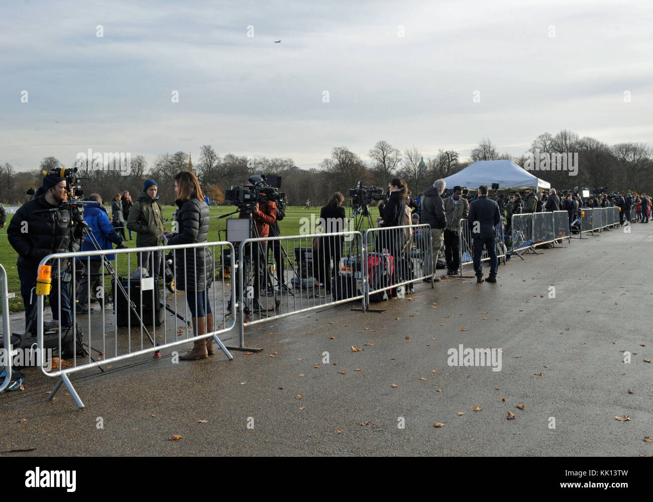 Medien sammeln außerhalb der Kensington Palace, London, nachdem es bekannt wurde, dass Prinz Harry und Meghan Markle tätig sind. Stockfoto