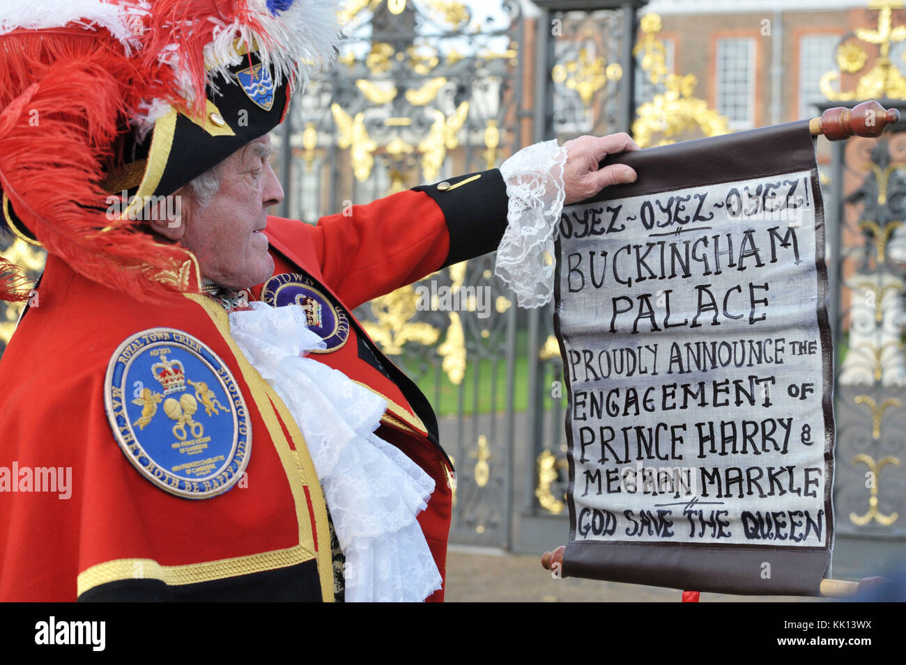 Stadtausrufer Tony Appleton außerhalb der Kensington Palace, London, nachdem es bekannt wurde, dass Prinz Harry und Meghan Markle tätig sind. Stockfoto