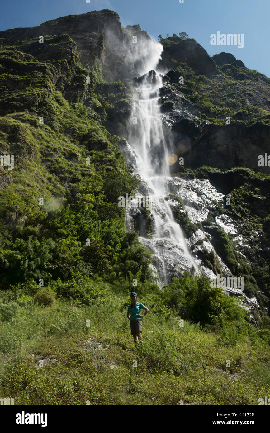 Wasserfall im üppigen tsum Valley, Nepal Stockfoto