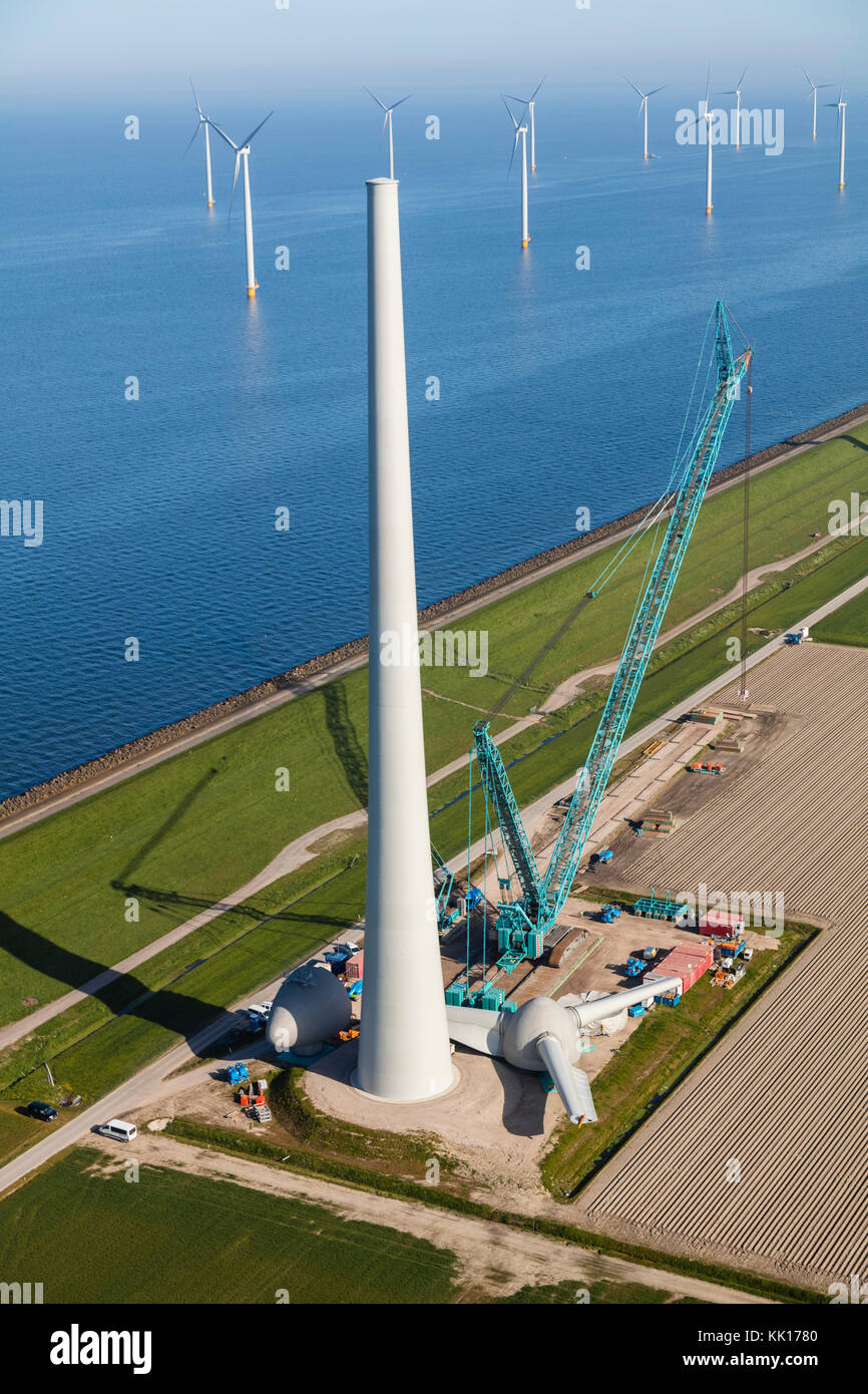 Luftaufnahme von Windkraftanlagen im Bau am Meer, Nord Holland, Niederlande Stockfoto