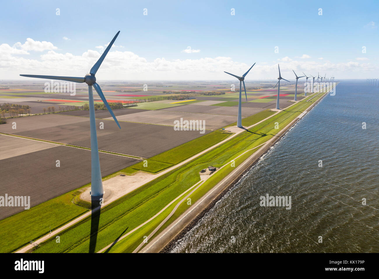 Luftaufnahme von Windenergieanlagen durch das Meer, Nord Holland, Niederlande Stockfoto