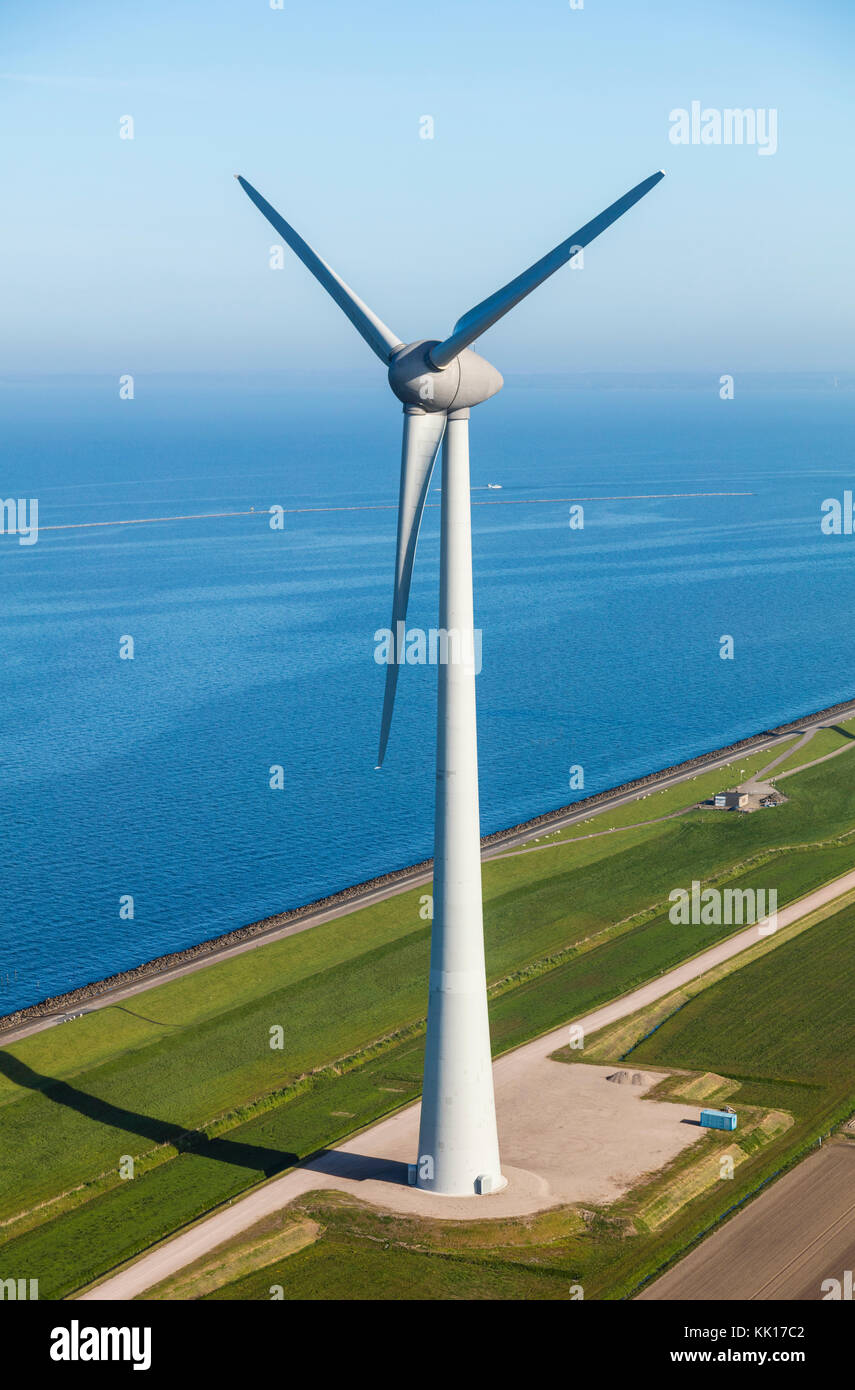 Luftaufnahme von Windkraftanlagen auf dem Meer, Nord Holland, Niederlande Stockfoto