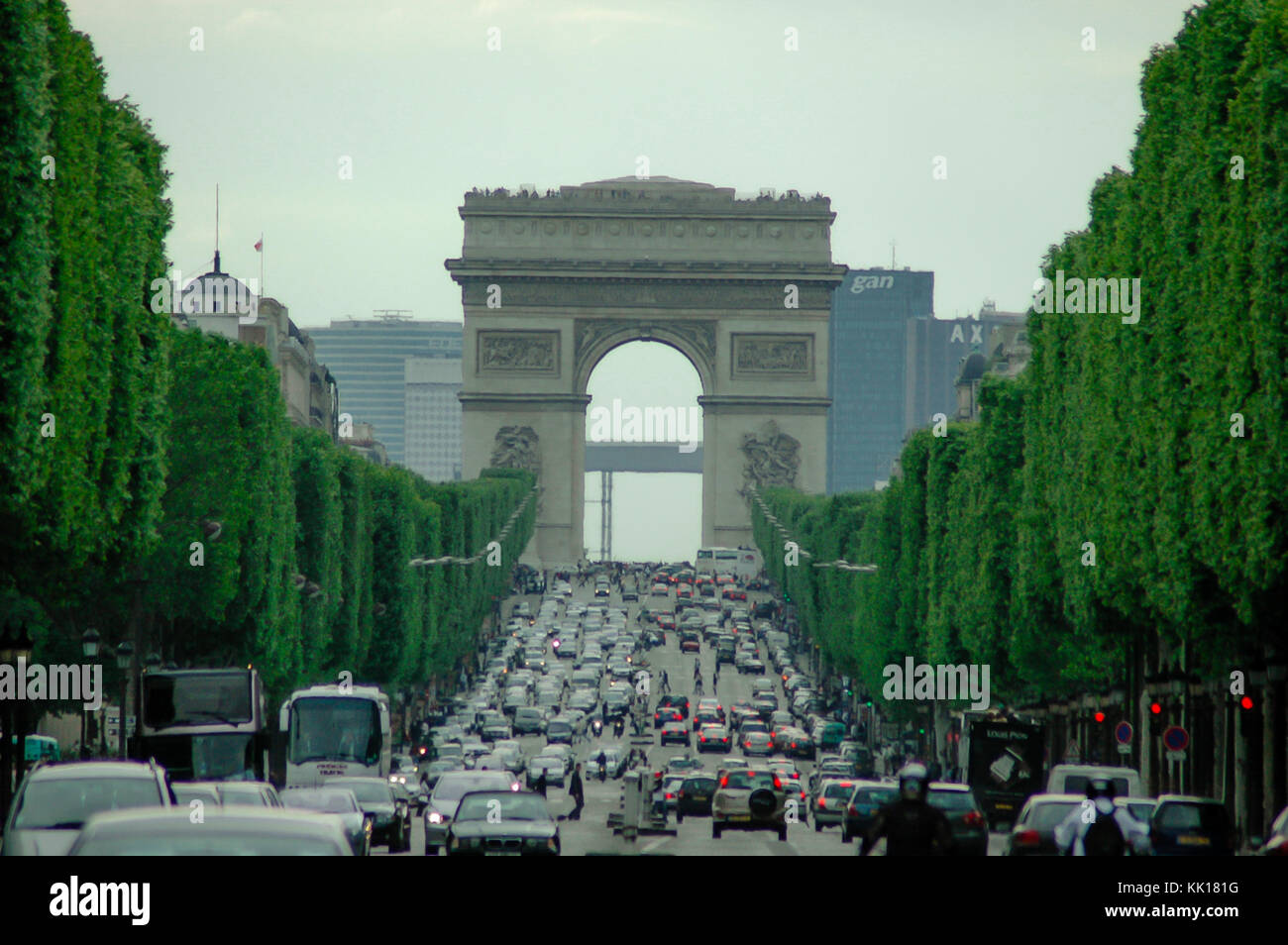 Staus auf der Champs-Élysées Avenue in Paris bis zum Kreisverkehr am Arc de Triomphe Stockfoto
