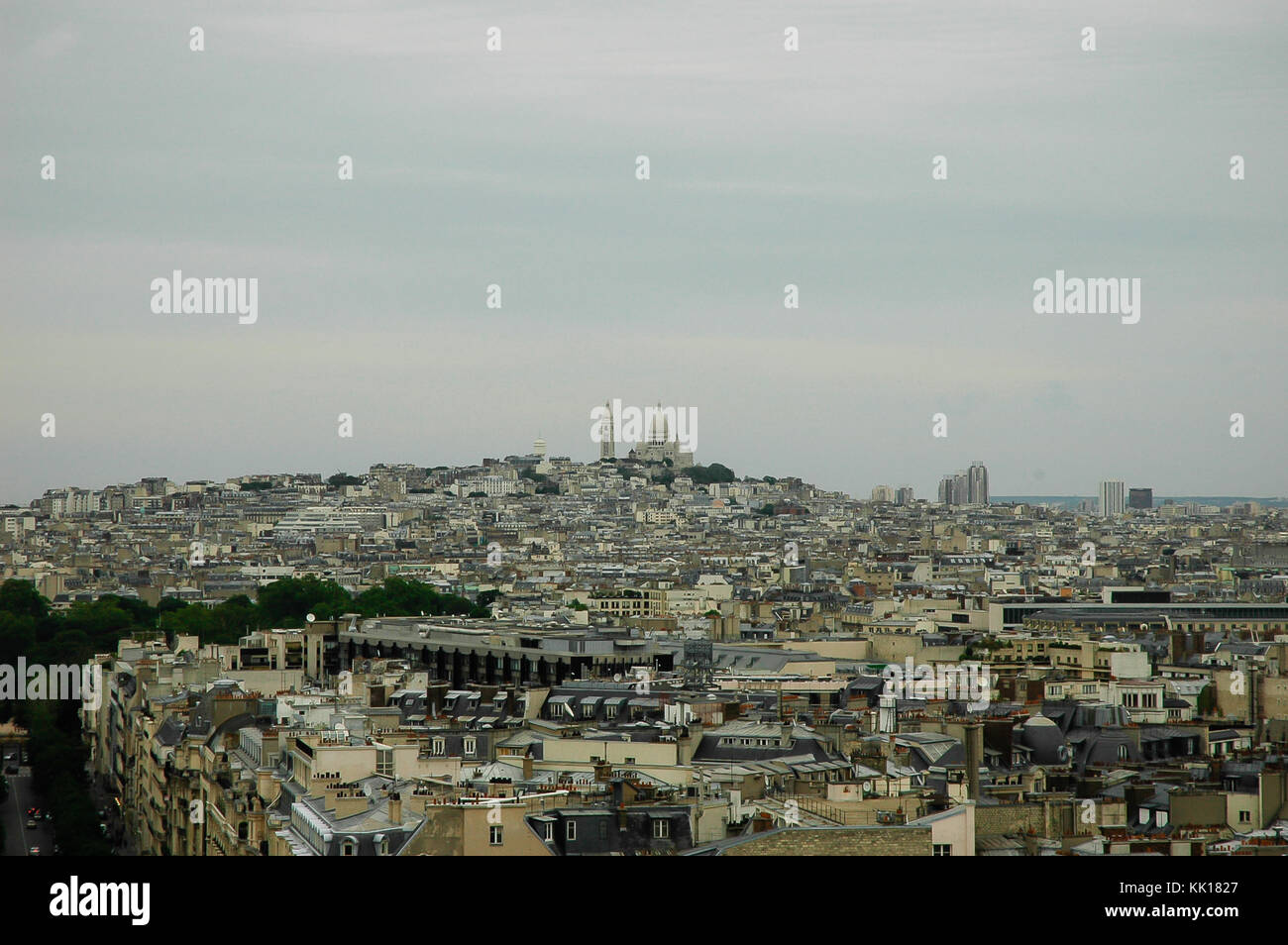 Panoramablick auf die Stadt Paris von Triumphbogen auf die Basilika des Heiligen Herzens und der Großen Moschee von Paris. Stockfoto