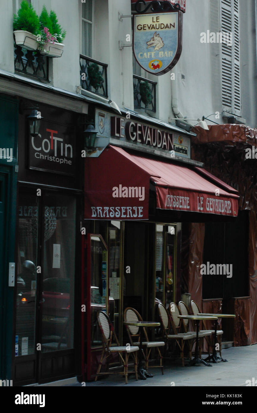 Kleines Restaurant Brasserie Le Gévaudan in Paris mit französischer Hausmannskost Stockfoto