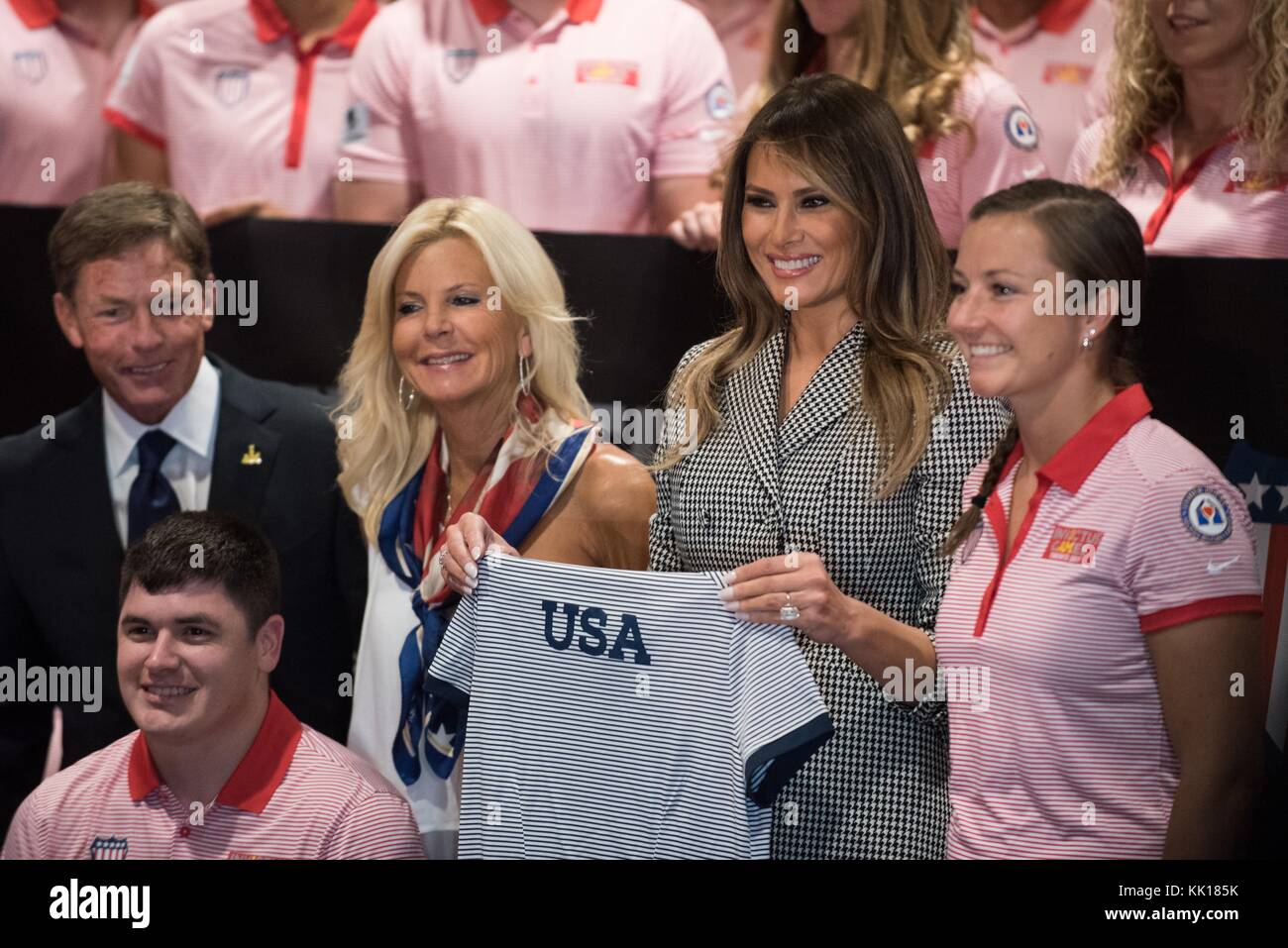 First Lady der USA melania Trump wirft mit Team US-Athleten während der Invictus games Eröffnungsfeier in der Air Canada Mitte September 23, 2017 in Toronto, Kanada. Der invictus Games ist ein international paralympic-style Event für verletzte oder kranke Soldaten und Veteranen. (Foto von James k. mccann über planetpix) Stockfoto