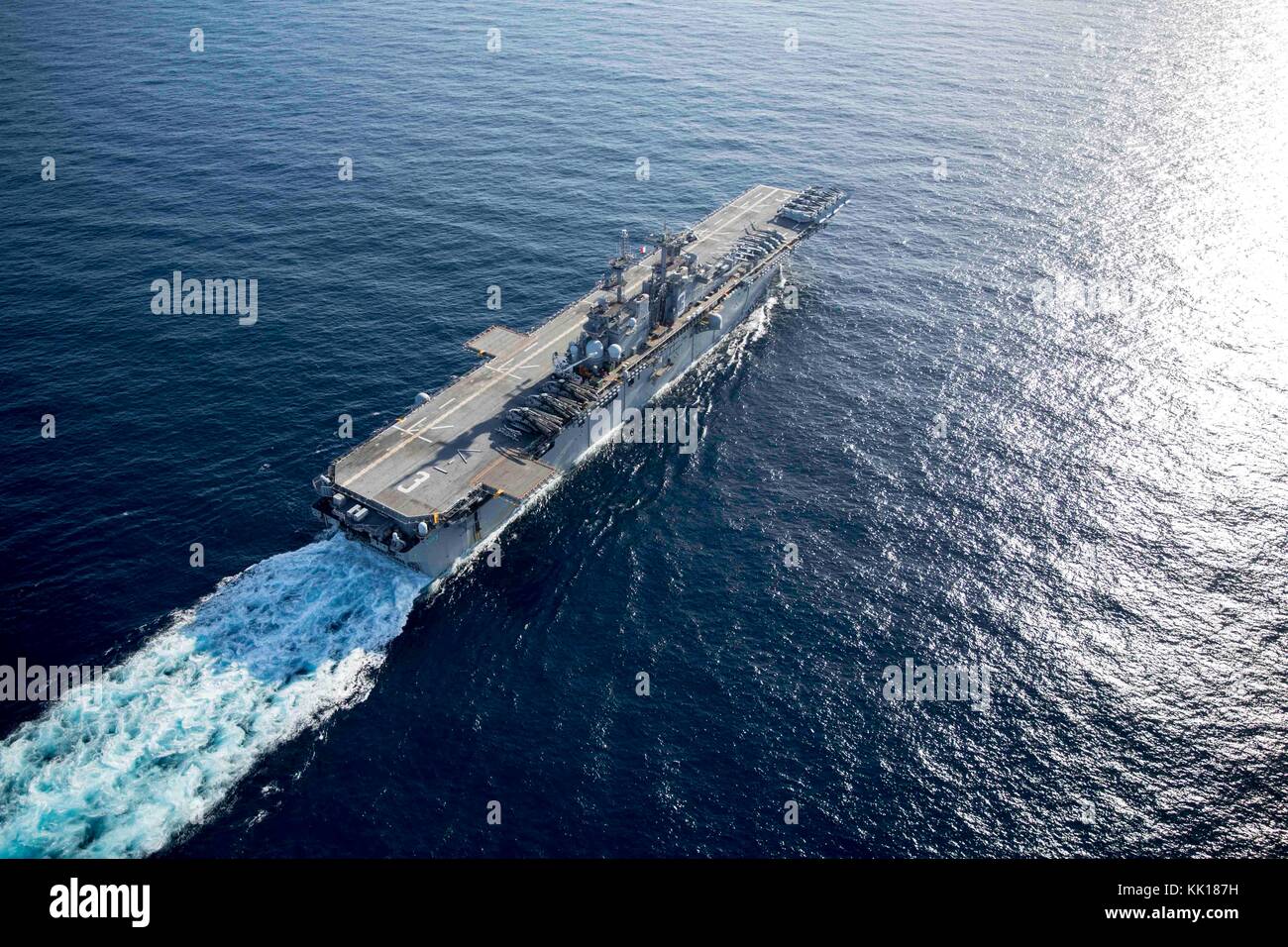 Die US-Marine Wasp-Klasse amphibisches Schiff USS Kearsarge parow unterwegs 19. September 2017 im karibischen Meer. Die USS Kearsarge ist en route mit Hilfsmaßnahmen in den Wirbelsturm Irma zu helfen. (Foto: MCS3 dana d. legg über planetpix) Stockfoto