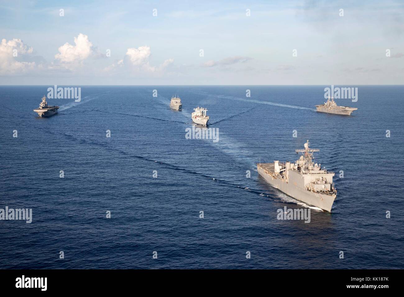 Das amphibische Dock-Landungsschiff USS Oak Hill der U.S. Navy Harpers Ferry taucht am 19. September 2017 mit US-Schiffen in der Karibik auf. Die Schiffe sind auf dem Weg, um nach dem Hurrikan Irma Hilfsmaßnahmen zu leisten. (Foto von MCS3 Dana D. Legg via Planetpix) Stockfoto