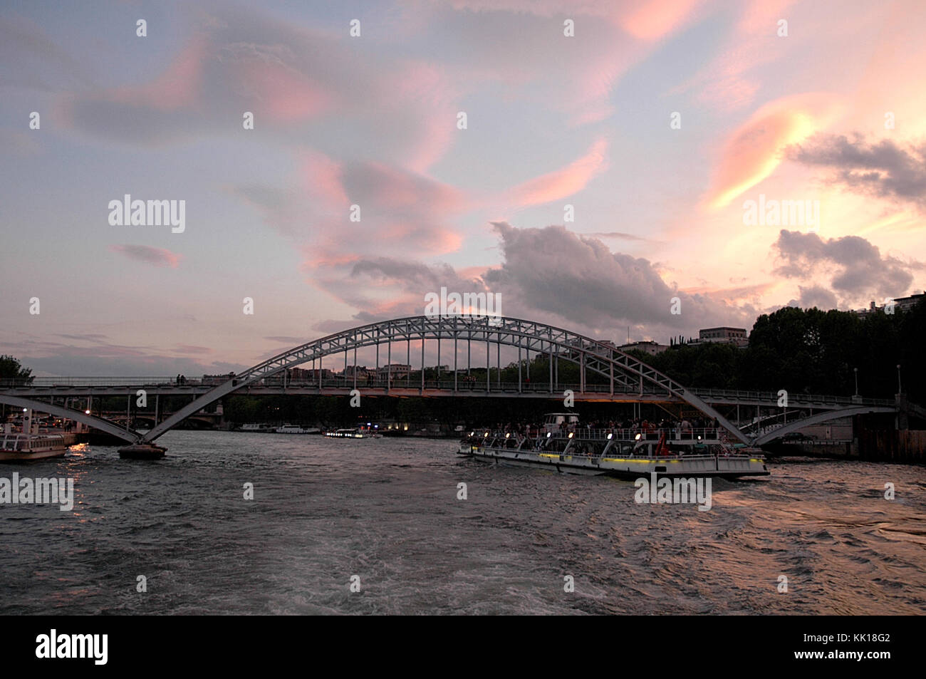 Populäre Weise, Sightseeing in Paris zu tun ist, zu verwenden, Kreuzfahrt Boote auf der Seine, die verspricht, die volle Pracht der Ufer und Denkmäler Stockfoto