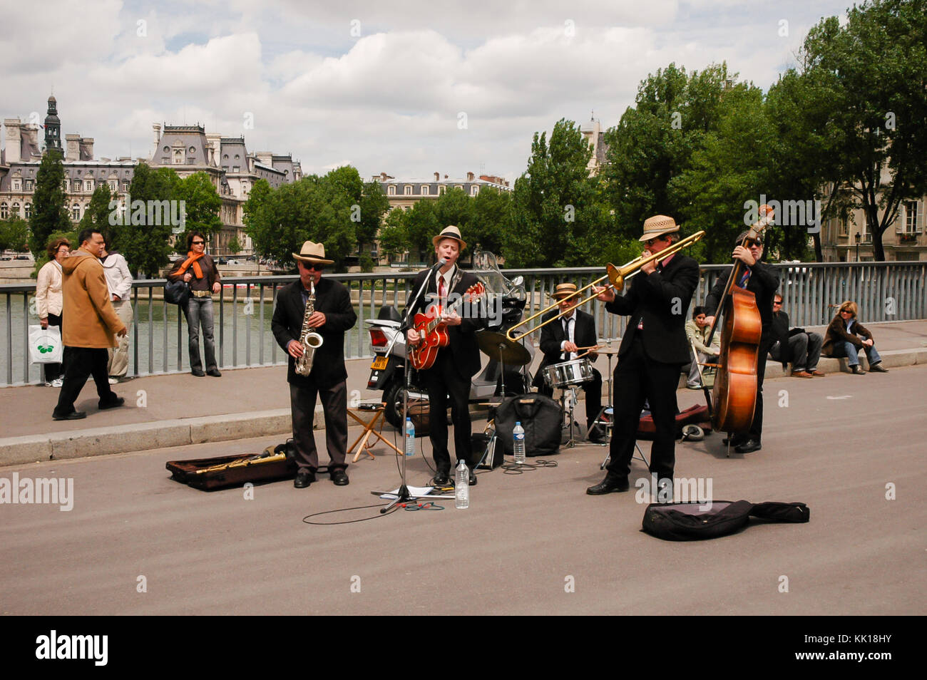 Jazz Band unterhält Touristen auf der Pont Saint-Louis Brücke über den Fluss Seine neben der Kathedrale Notre-Dame in Paris, Frankreich Stockfoto