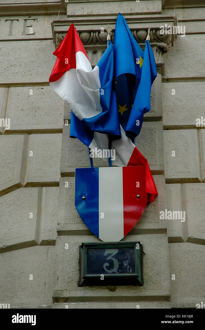Zusammen verwickelten Französische und Europäische Union Flaggen auf ein Regierungsgebäude in Paris Stockfoto