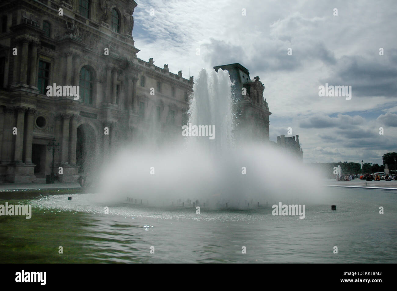 Brunnen an der Louvre in Paris. Der Louvre ist die zentrale Wahrzeichen von Paris. Die weltweit größte Art Museum und Denkmalschutz in Frankreich Stockfoto