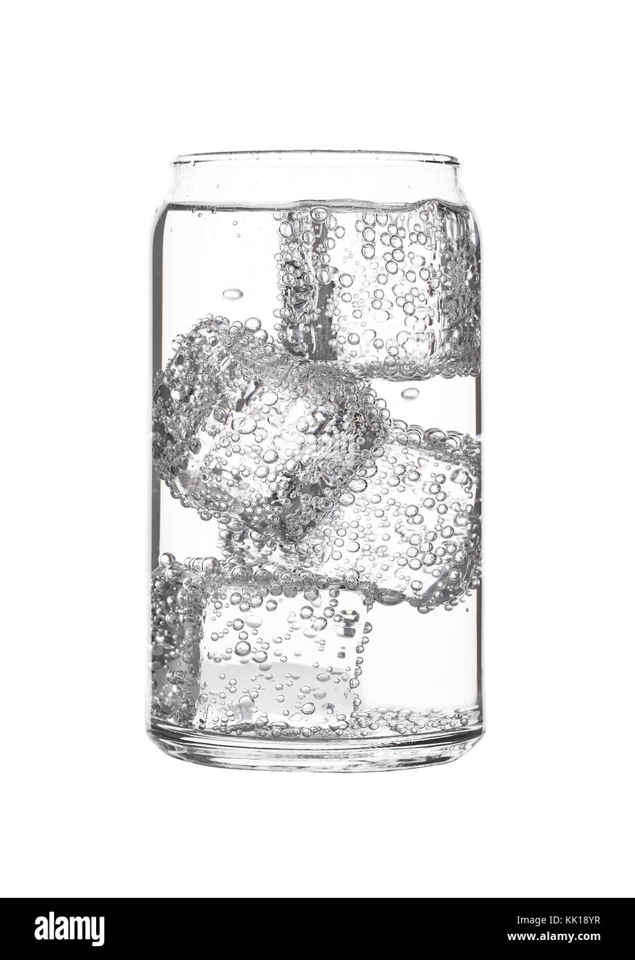 Glas Wasser mit Kohlensäure Soda drink Limonade mit Eis auf weißem Hintergrund Stockfoto