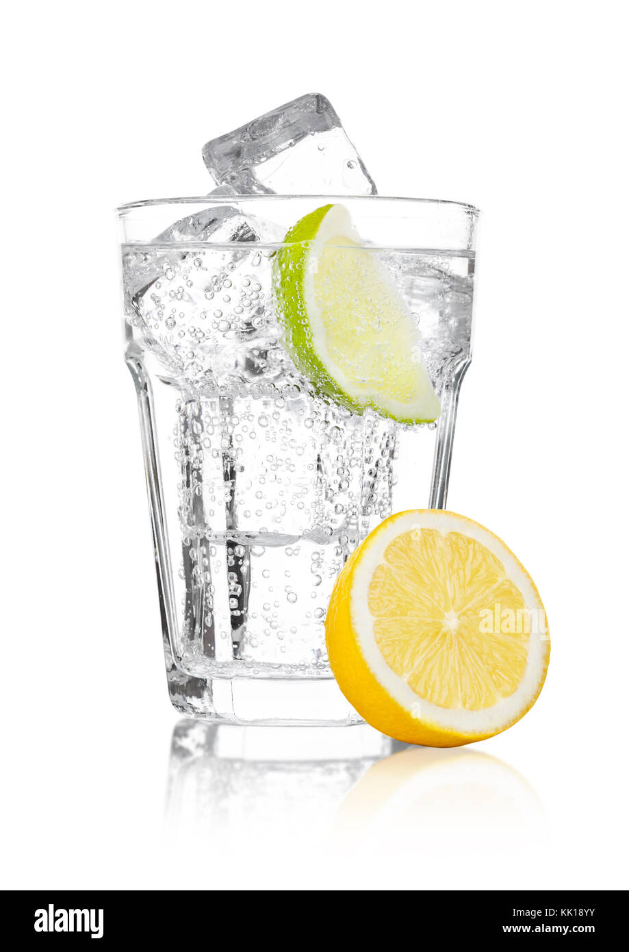Glas Wasser mit Kohlensäure Soda drink Limonade mit Eis und Kalk Zitronenscheibe auf weißem Hintergrund Stockfoto