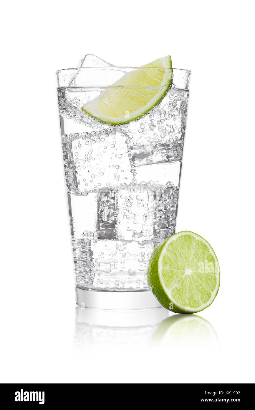 Glas Wasser mit Kohlensäure Soda drink Limonade mit Eis und Kalk Schicht auf weißem Hintergrund Stockfoto