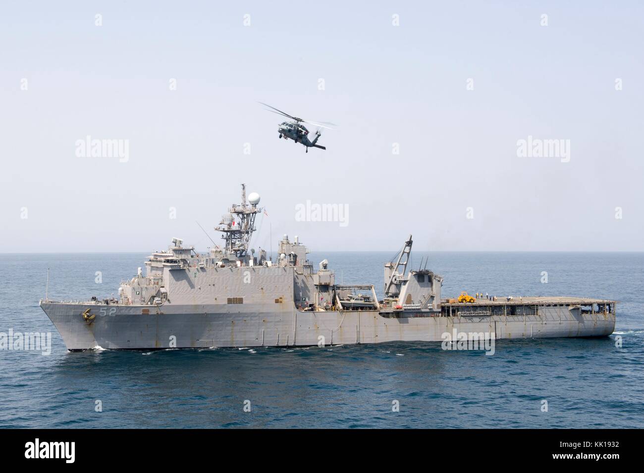 Ein U.S. Navy MH-60s seahawk Helikopter fliegt über die U.s. navy Harpers Ferry-Klasse amphibische Landung dock Schiff USS Pearl Harbor während der Übung alligator Dolch am 8. September 2017 im Golf von Aden. (Foto von MCS 2 Kristina Jung über planetpix) Stockfoto