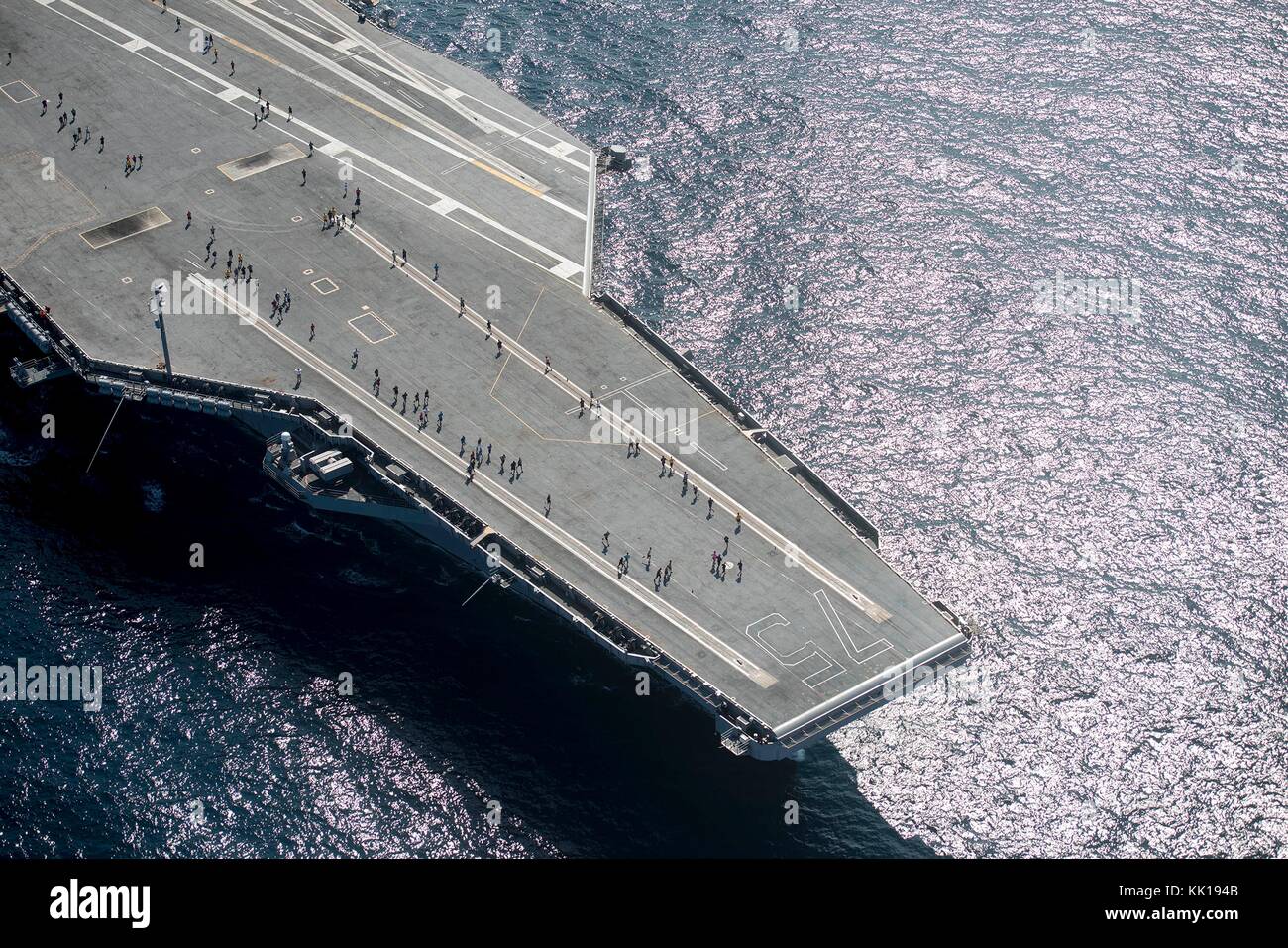 U.s. navy Sailors laufen auf dem Flugdeck an Bord der US Navy Flugzeugträger der Nimitz-Klasse USS Harry S. Truman zum Selbstmord Prävention und Sensibilisierung zu fördern, 21. September 2017 in den Atlantischen Ozean. (Foto: MCS3 Thomas gooley über planetpix) Stockfoto