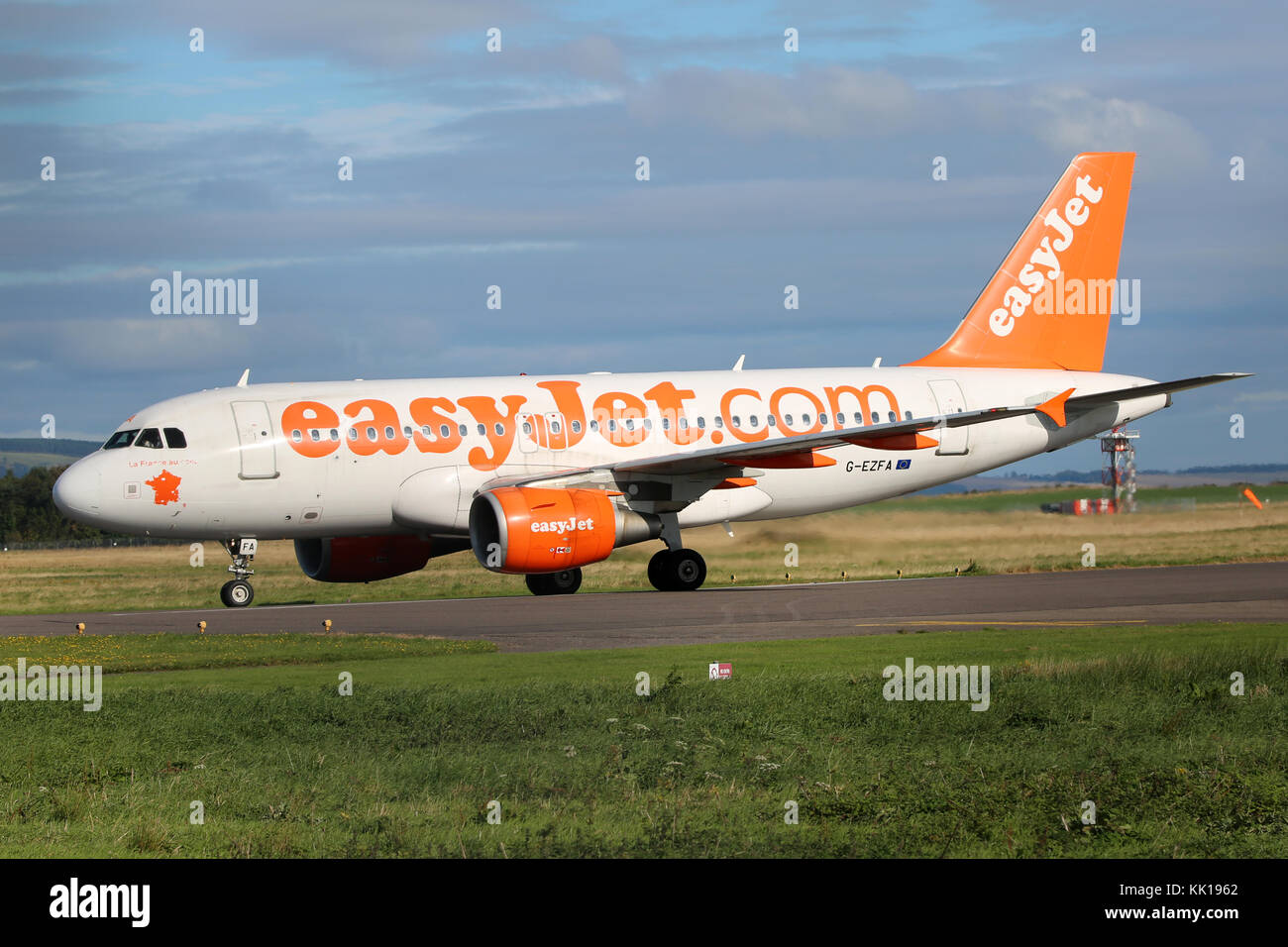 Eine easyjet airbus a 319 am Flughafen Inverness auf dem täglichen Weg zur Arbeit kommt aus London Stockfoto