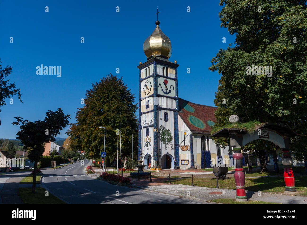 Baernbach, Österreich - 23.09.2017: Die St. Barbara Kirche, die von Friedensreich Hundertwasser Stockfoto