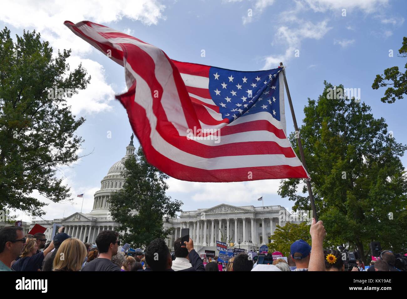 Ein Mitglied der Menge fliegt eine amerikanische Flagge bei einer Rallye die Republikaner Aufhebung der erschwinglichen Care Act im Capital Hill September 19, 2017 in Washington, DC. (Foto von US-Senat Foto über planetpix) Stockfoto