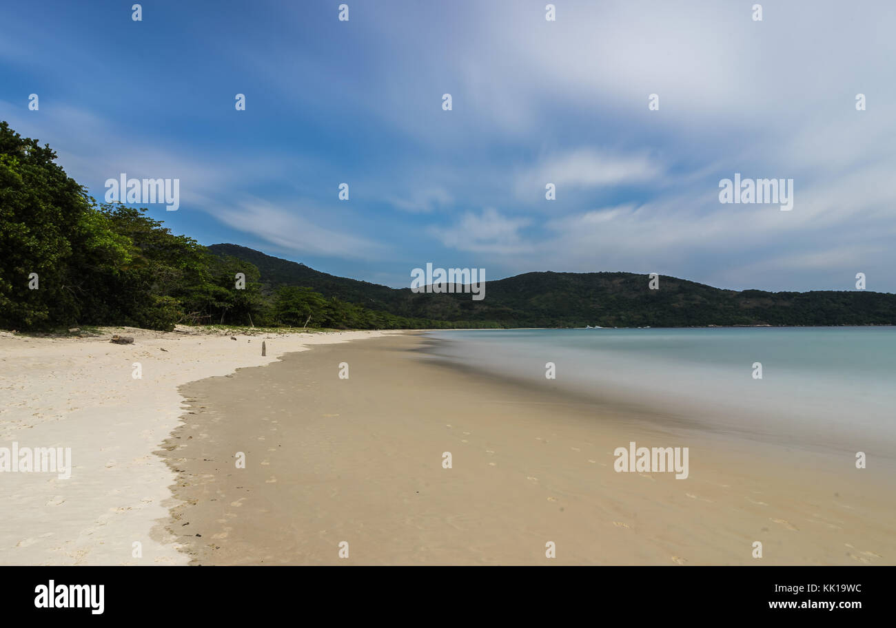 Foto in Ilha Grande, Brasilien, August 2017: Lange Belichtung Lopes Mendes Strand in Ilha Grande, südlich von Rio de Janeiro, Brasilien Stockfoto