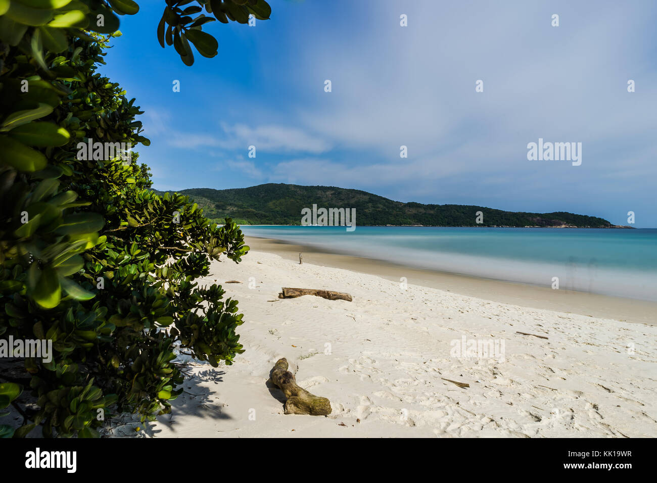 Foto in Ilha Grande, Brasilien, August 2017: Lange Belichtung Lopes Mendes Strand in Ilha Grande, südlich von Rio de Janeiro, Brasilien Stockfoto
