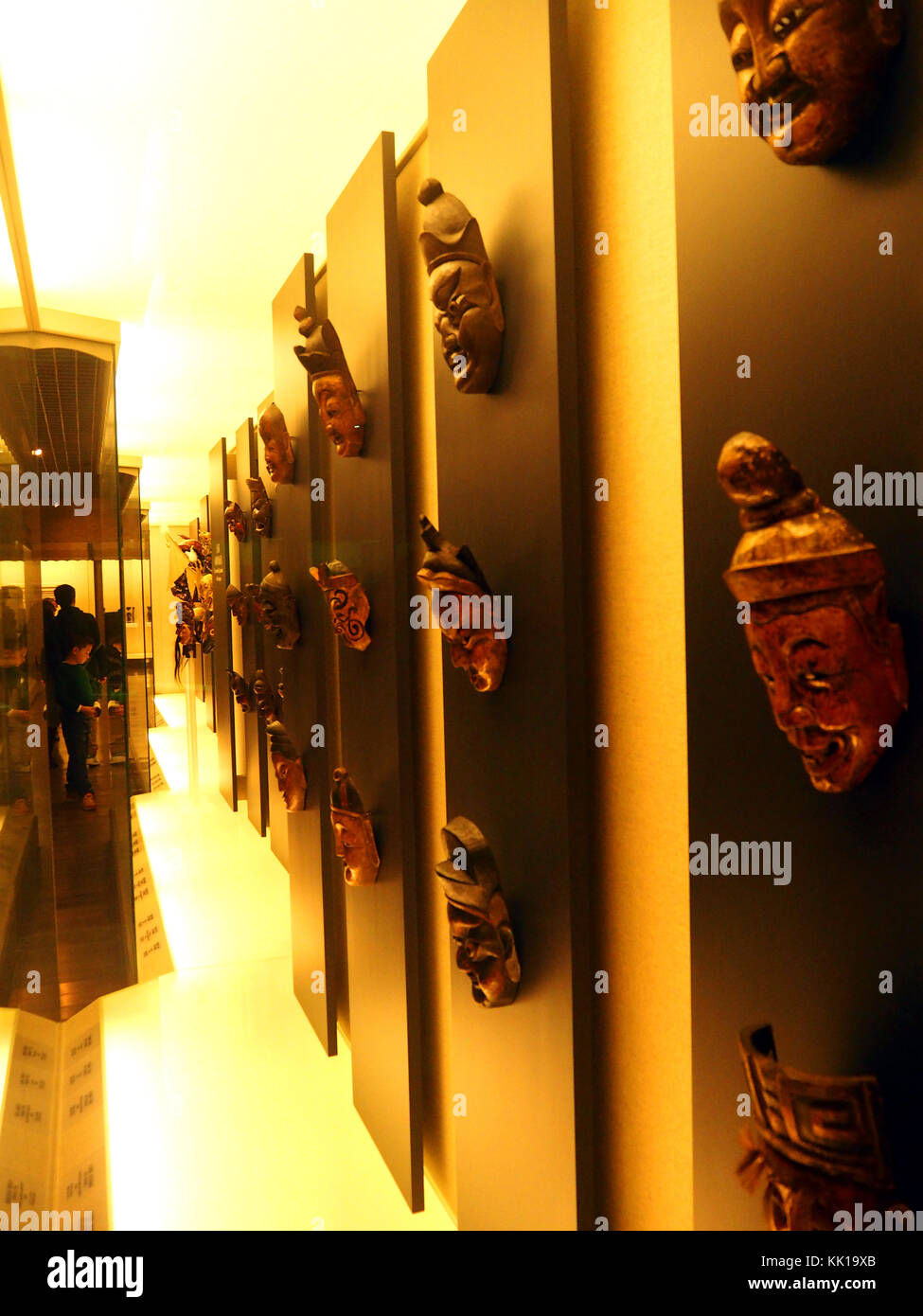 Junge in der Gallery von Masken in das Shanghai Museum suchen, China Stockfoto
