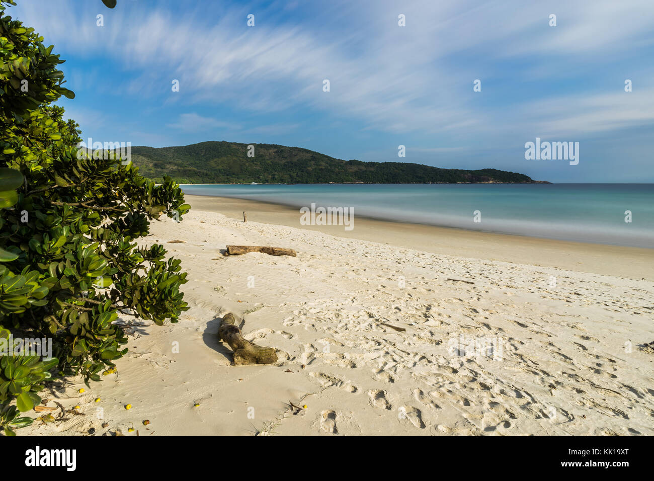Foto in Ilha Grande, Brasilien, August 2017: Lange Belichtung Lopes Mendes Strand in Ilha Grande, südlich von Rio de Janeiro, Brasilien Stockfoto