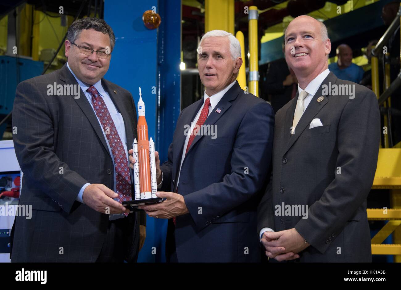 Todd May, Direktor des Marshall Space Flight Center der NASA (links), präsentiert US-Vizepräsident Mike Pence und US-Vertreter Robert Aderholt während einer Tour durch das Marshall Space Flight Center am 25. September 2017 in Huntsville, Alabama, ein Modell der Space Launch System-Rakete. (Foto von Bill Ingalls über Planetpix) Stockfoto