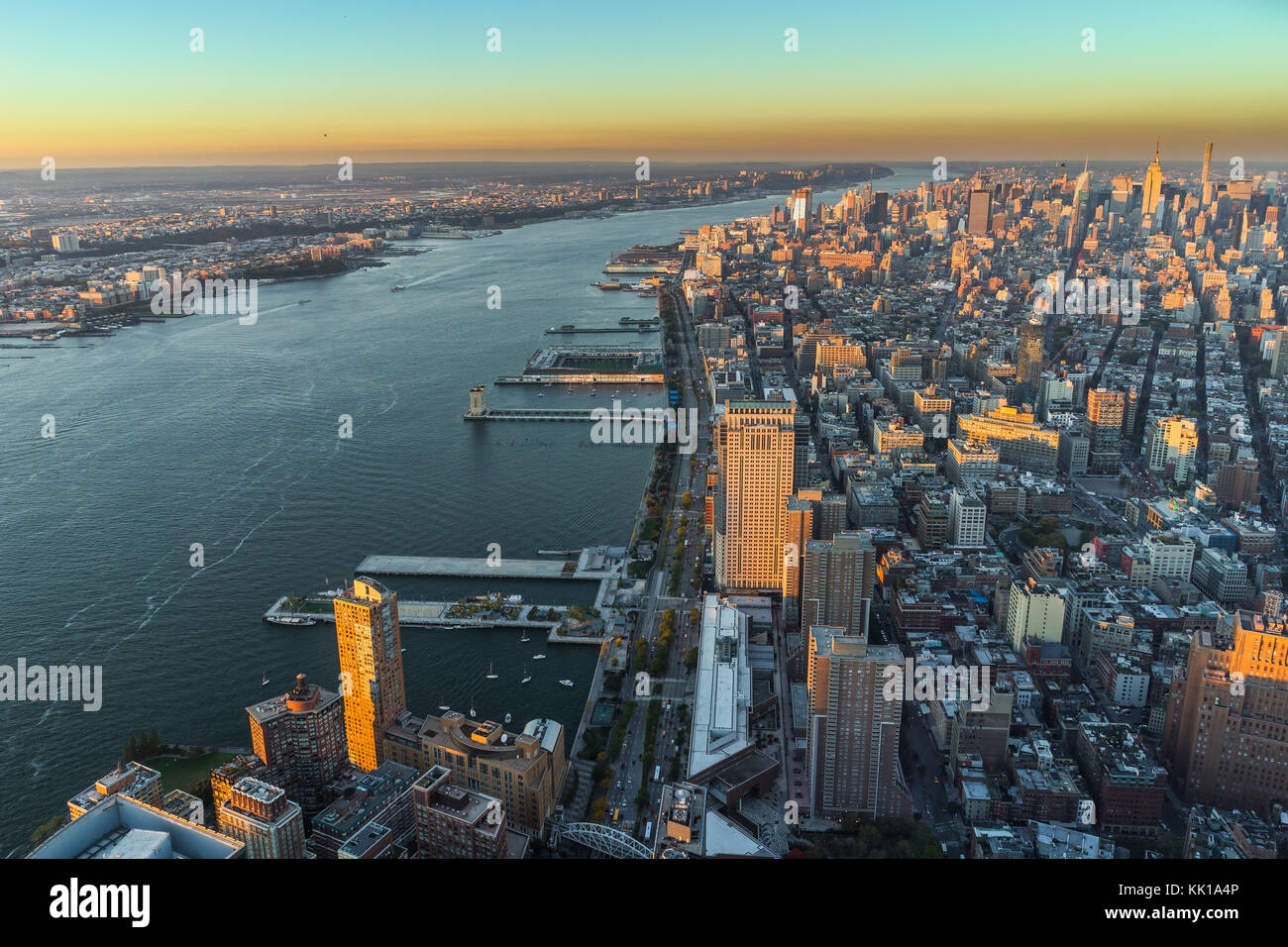 Foto in New York USA übernommen, August 2017: New York Skyline Cityview Manhattan Nacht vom World Trade Center Freedom Tower Stockfoto