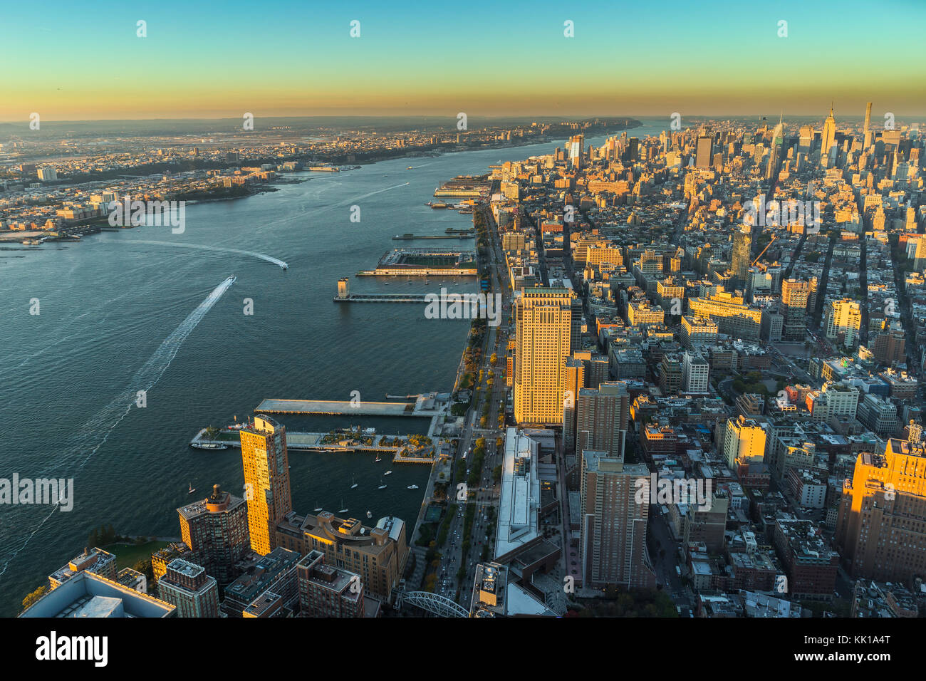 Foto in New York USA übernommen, August 2017: New York Skyline Cityview Manhattan Nacht vom World Trade Center Freedom Tower Stockfoto