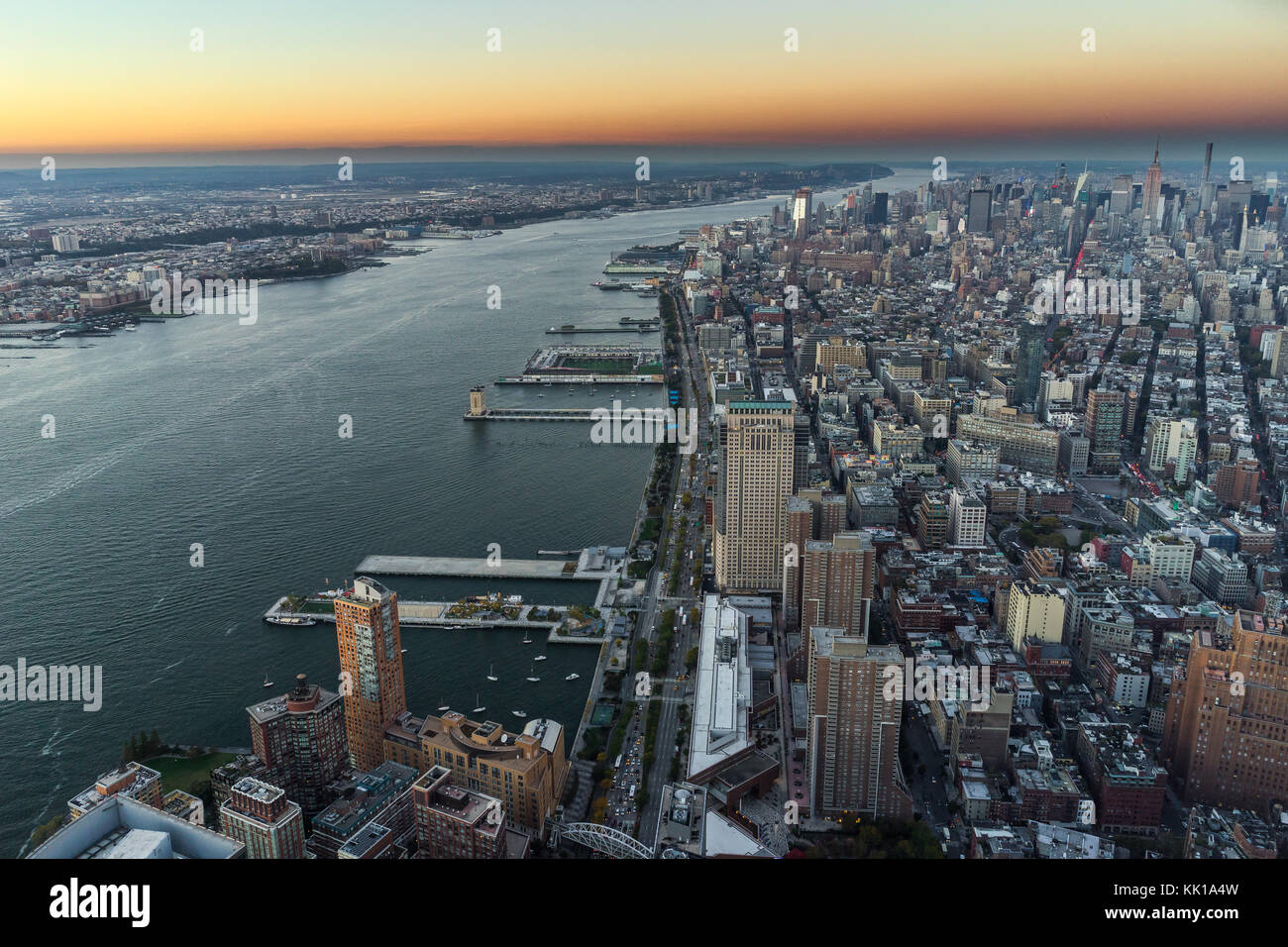 Foto in New York USA übernommen, August 2017: New York Skyline Cityview Manhattan Nacht vom World Trade Center Freedom Tower Stockfoto