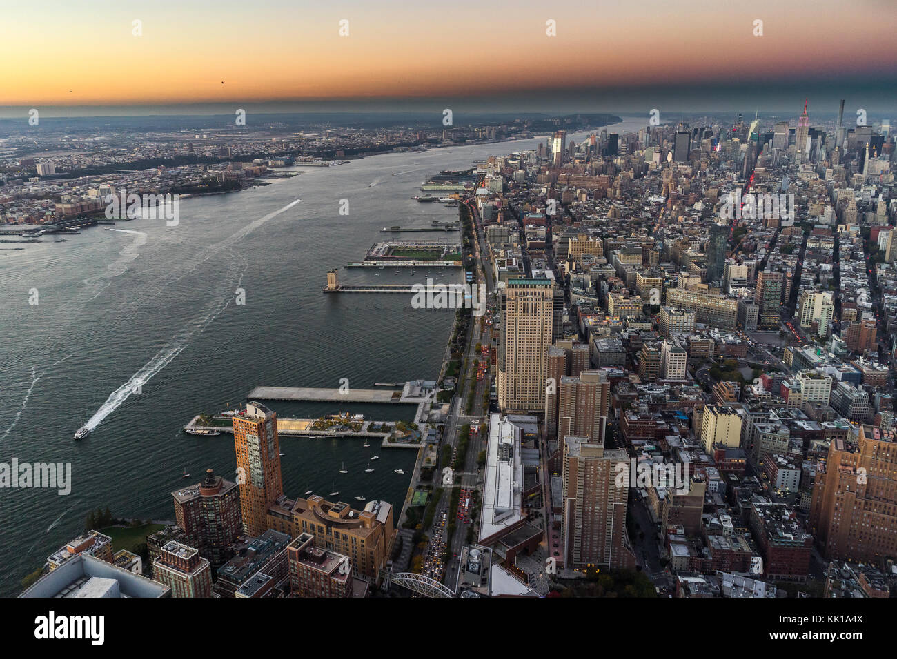 Foto in New York USA übernommen, August 2017: New York Skyline Cityview Manhattan Nacht vom World Trade Center Freedom Tower Stockfoto