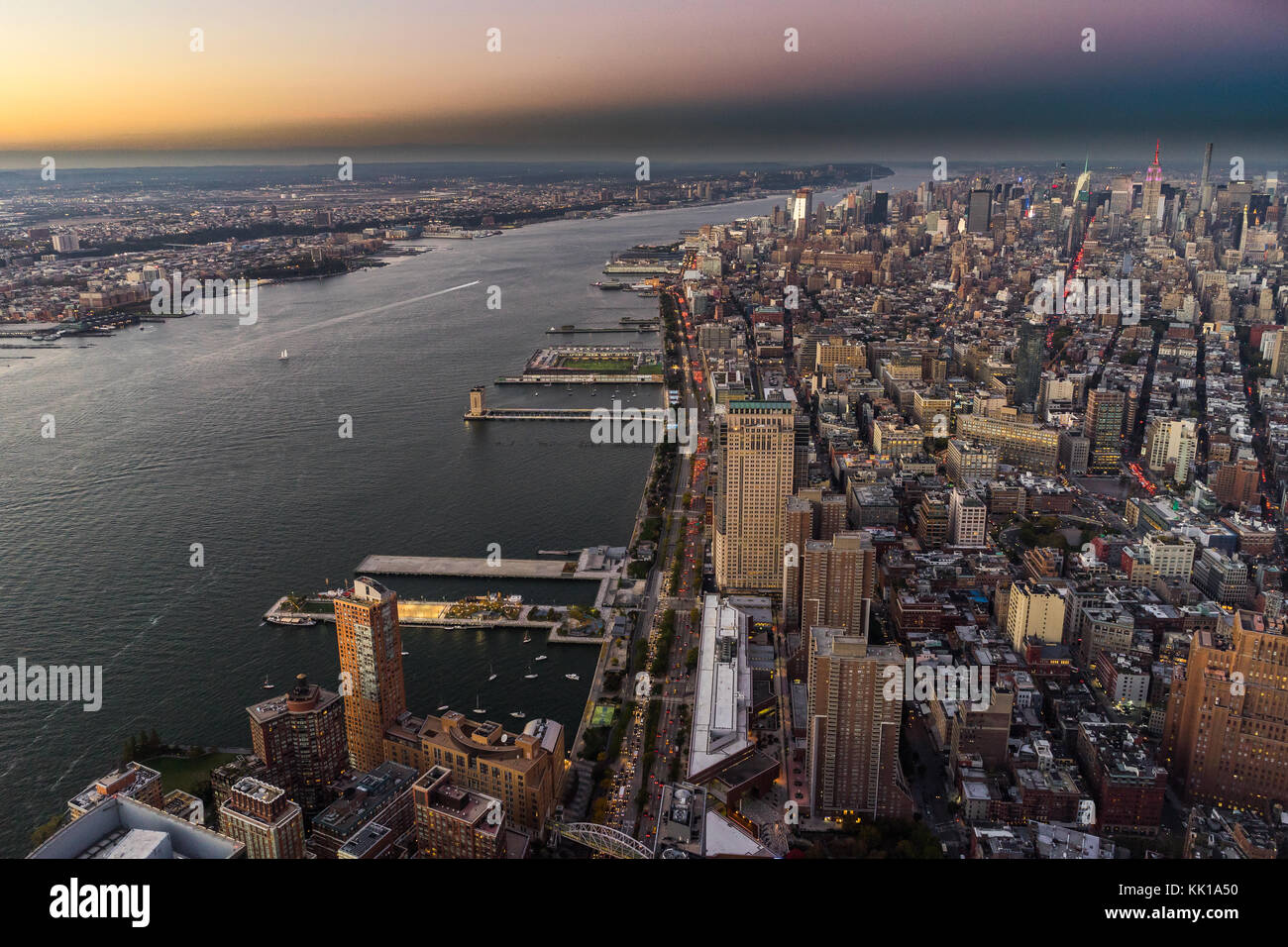 Foto in New York USA übernommen, August 2017: New York Skyline Cityview Manhattan Nacht vom World Trade Center Freedom Tower Stockfoto