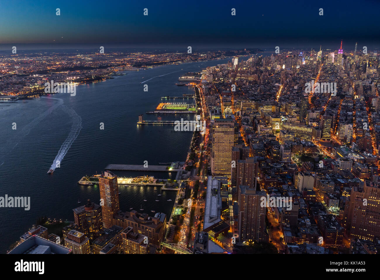 Foto in New York USA übernommen, August 2017: New York Skyline Cityview Midtown Manhattan Nacht vom World Trade Center Freedom Tower Stockfoto