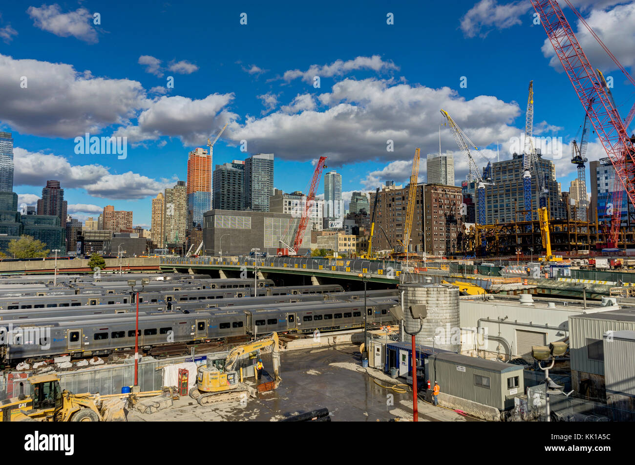 Foto in New York USA übernommen, August 2017: New York Highline Bauarbeiten Krane Gebäude Stockfoto