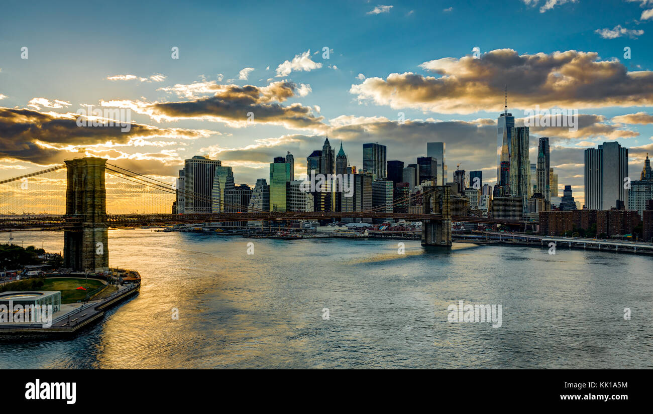 Foto in New York USA übernommen, August 2017: New York Skyline mit Brooklyn Bridge Hudson River Manhattan bei Sonnenuntergang Stockfoto