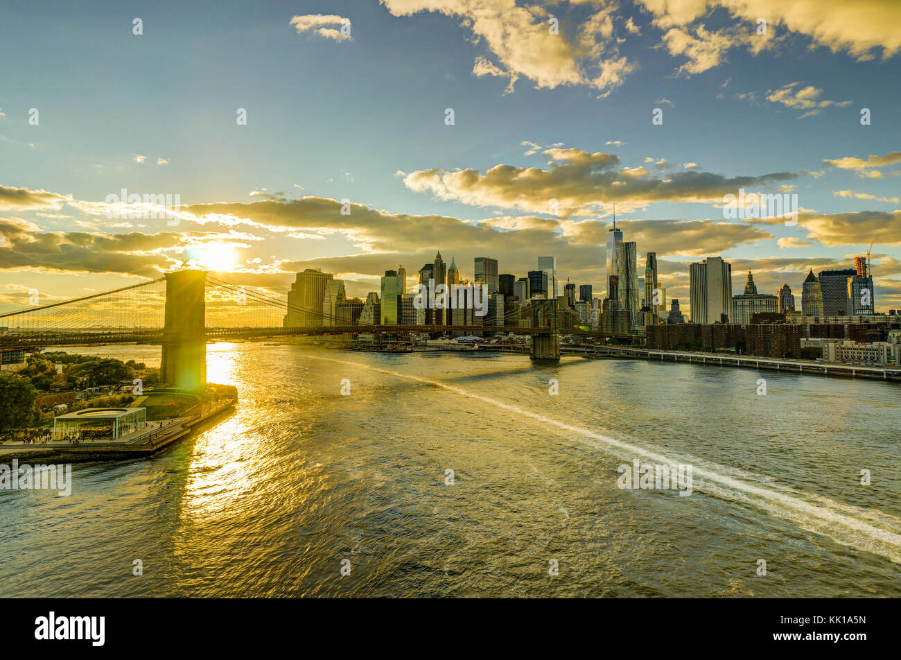 Foto in New York USA übernommen, August 2017: New York Skyline mit Brooklyn Bridge Hudson River Manhattan bei Sonnenuntergang Stockfoto
