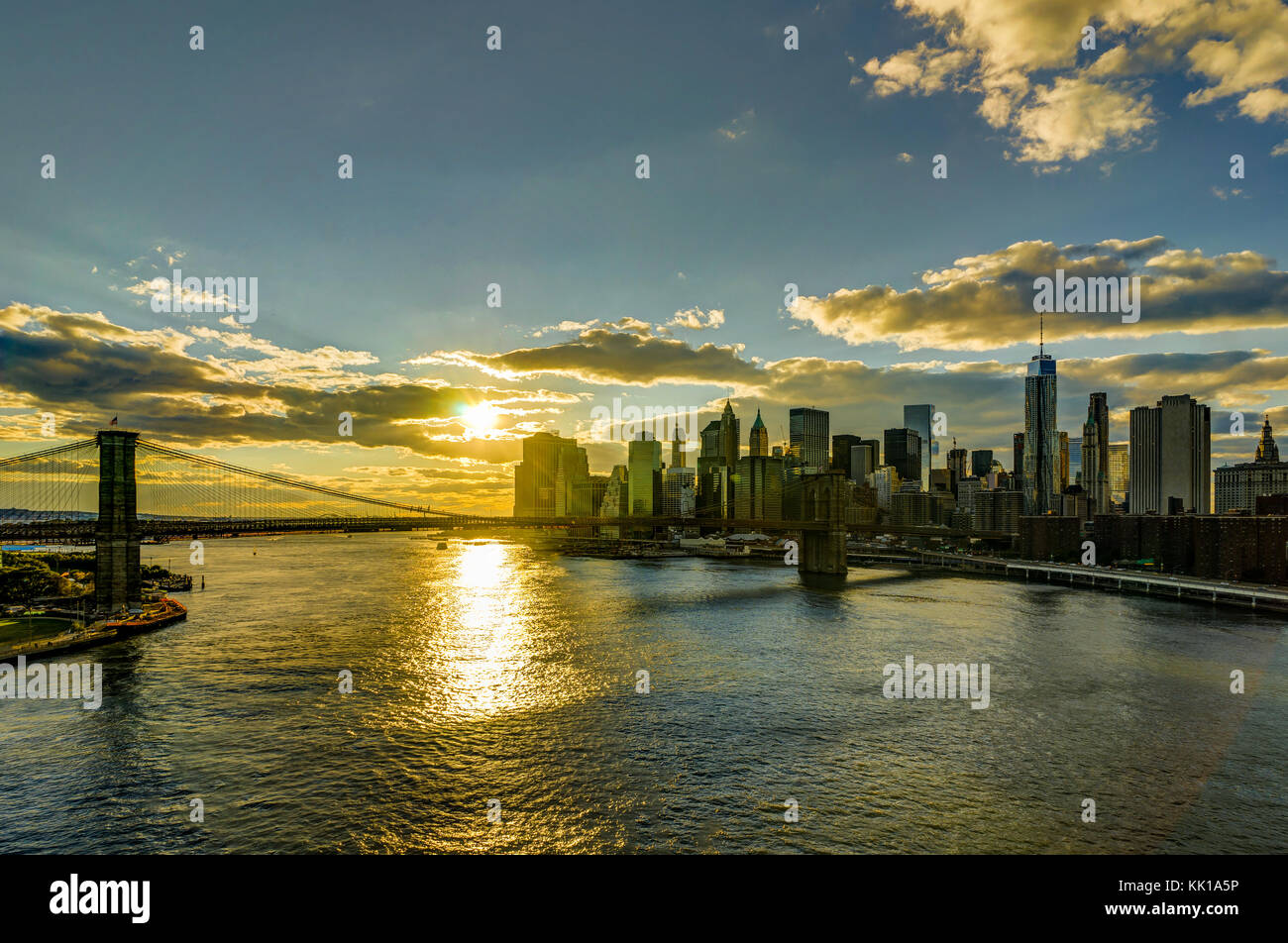 Foto in New York USA übernommen, August 2017: New York Skyline mit Brooklyn Bridge Hudson River Manhattan bei Sonnenuntergang Stockfoto