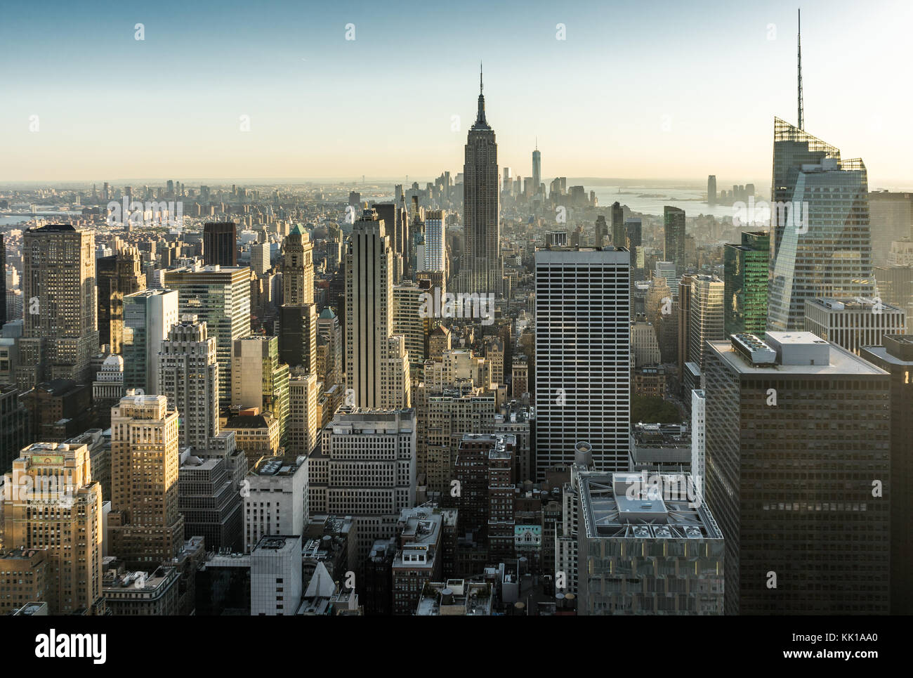 Foto in New York USA übernommen, August 2017: New York Skyline Skyline Manhattan Empire State Building von der Spitze des Felsens Sonnenuntergang Stockfoto